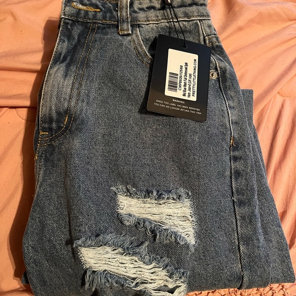 Pretty Little Things ripped Jeans - Picture 2 of 7